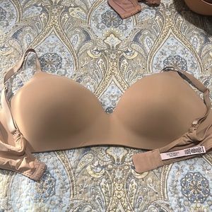 Like new Victoria Secret 38DD t-shirt lightly lined wireless bra
